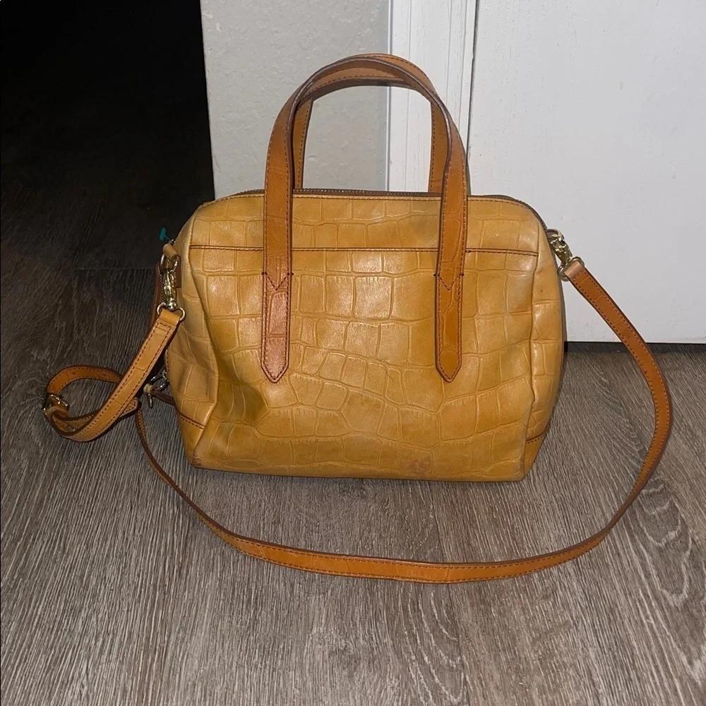 Fossil Sydney satchel purse light tan with crossbody strap